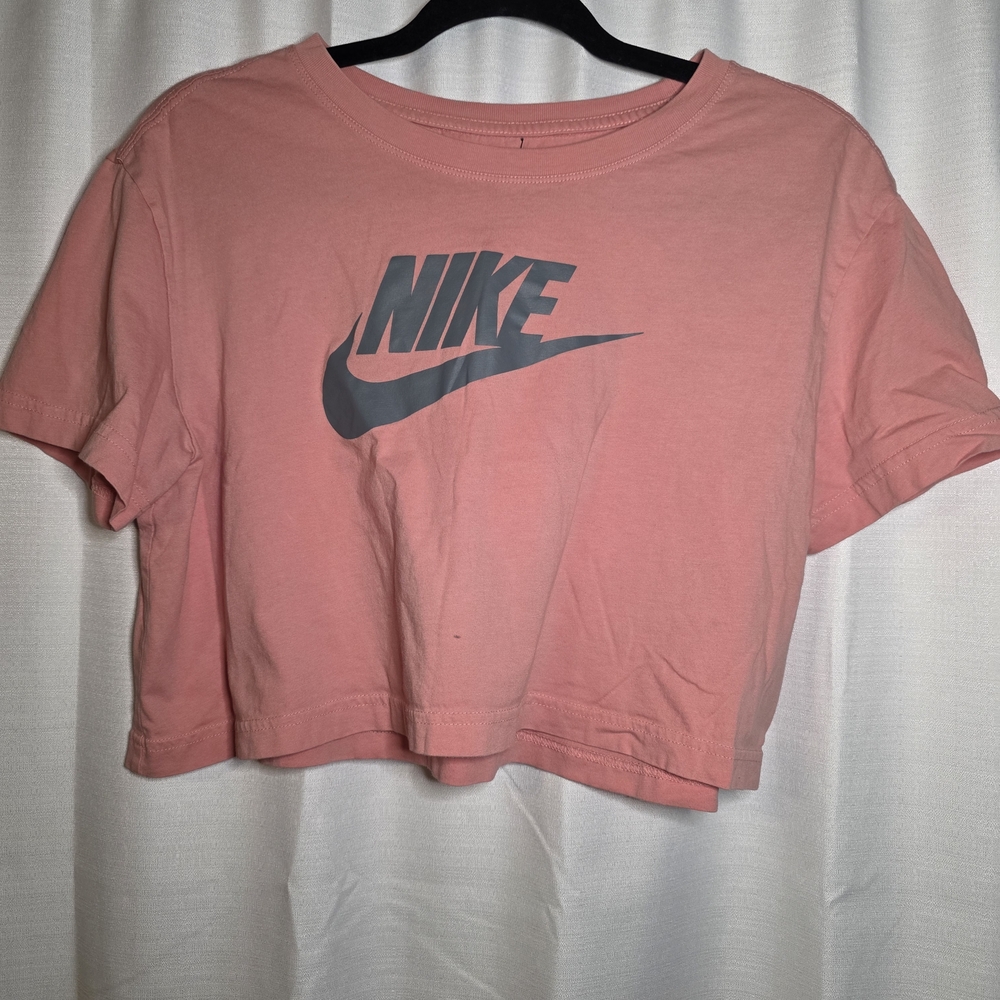 M Nike Women's Pink Crop Top